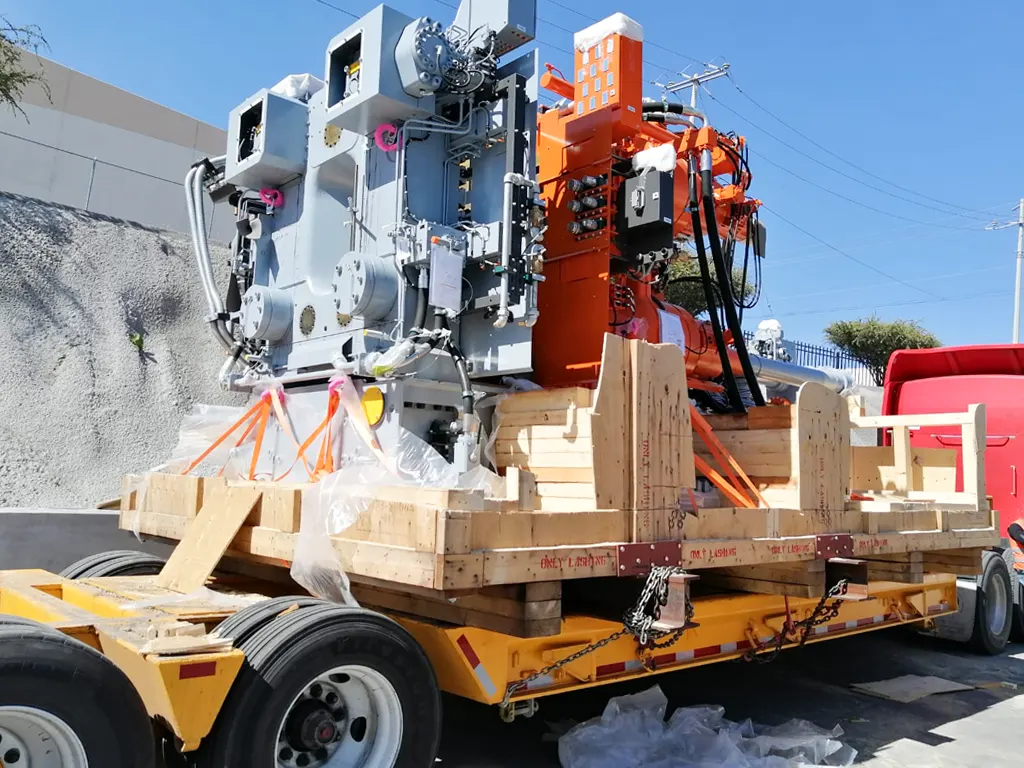 Maquinaria industrial sobre transporte