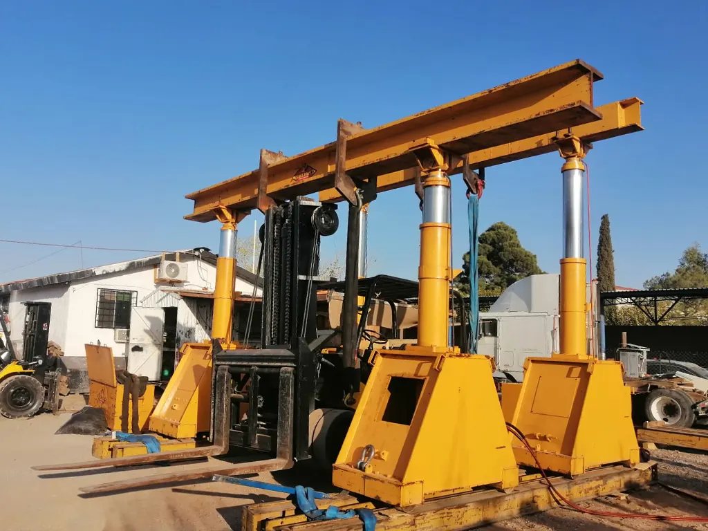 Maquinaria industrial metálica de color amarillo