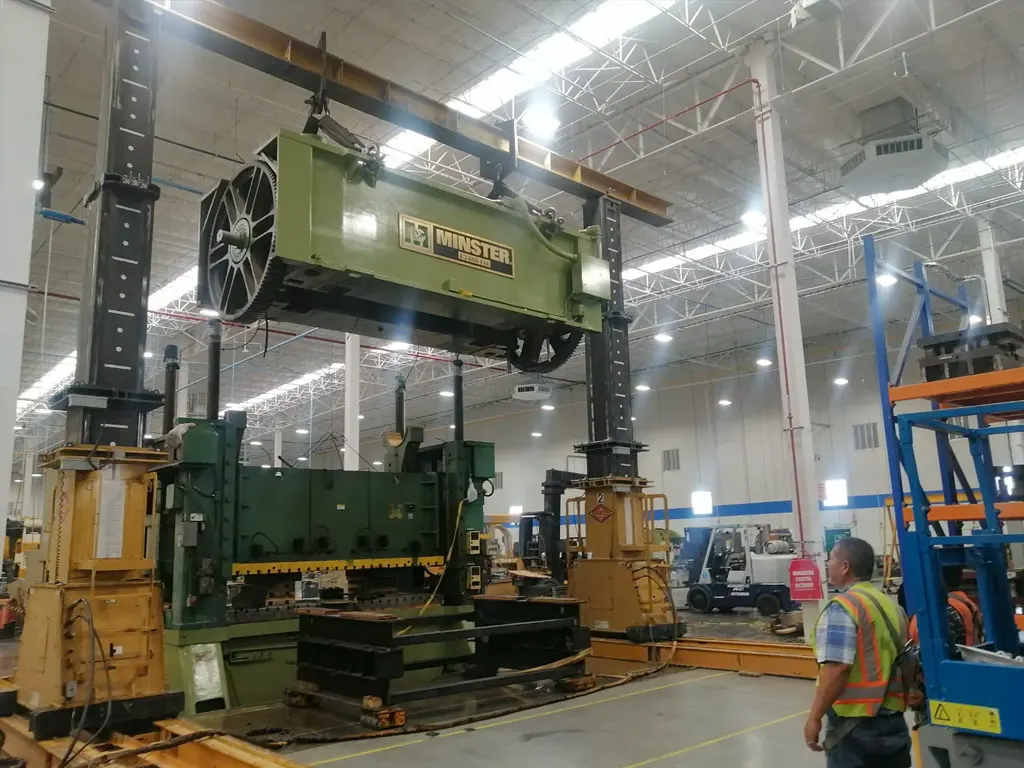 Maquinaria industrial sobre estructura metálica dentro de complejo industrial