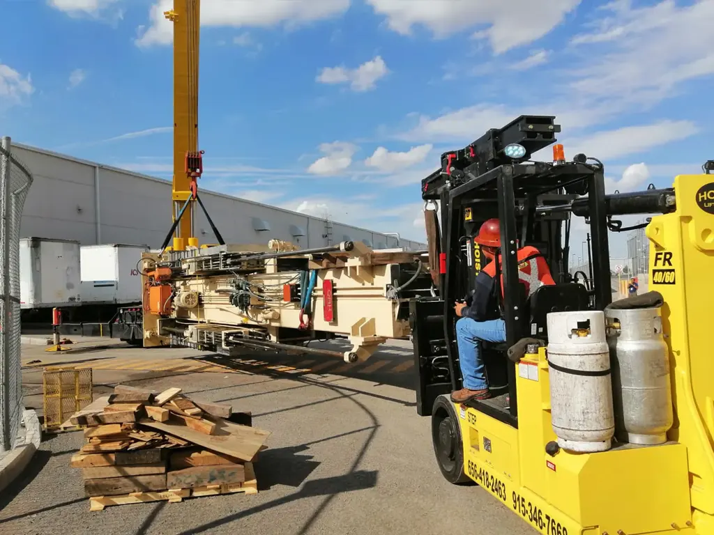 Trabajador manipulando montacargas