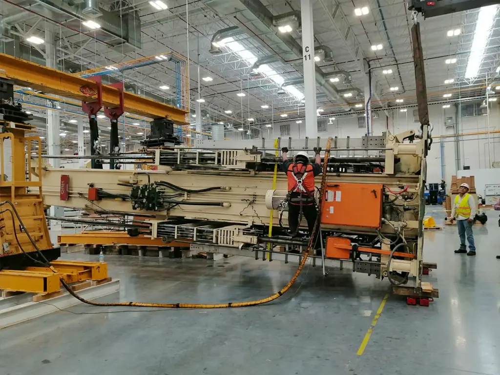 Manipulación y acomodo de maquinaria industrial dentro de un complejo industrial